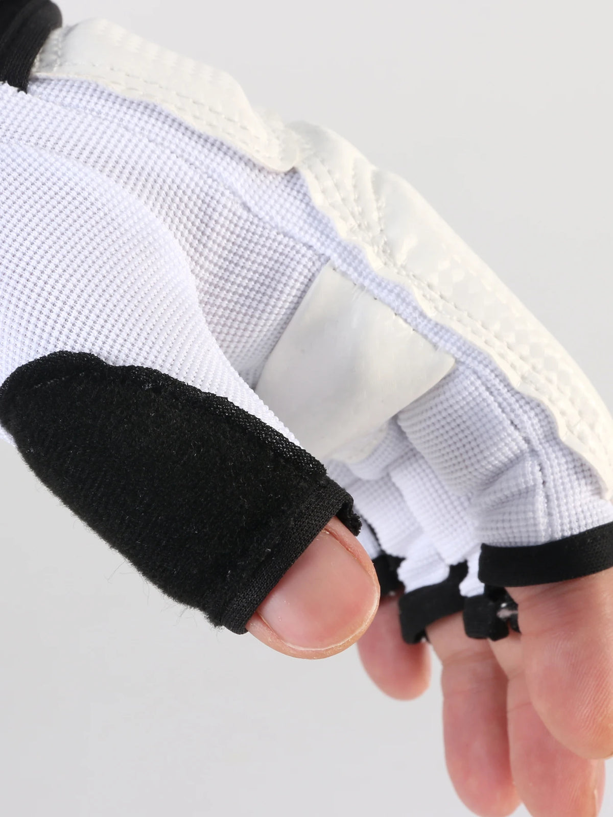 High Quality Kick Boxing Gloves MMA Gloves Muay Thai Training Boxer Fight Equipment Half Mitts PU Leather Black Boxing Equipmen